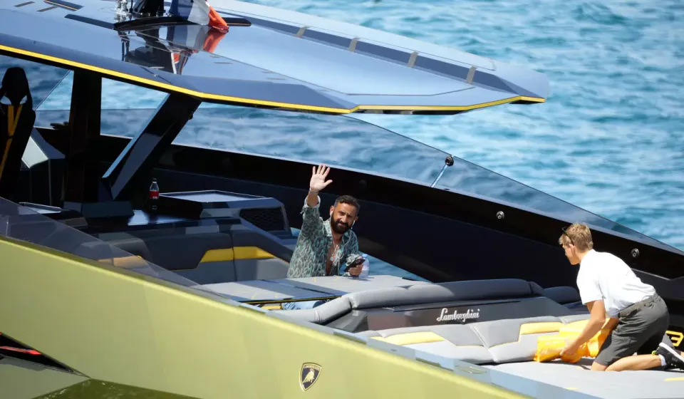 Un micro a été caché sur le yacht Lamborghini d’Hanouna