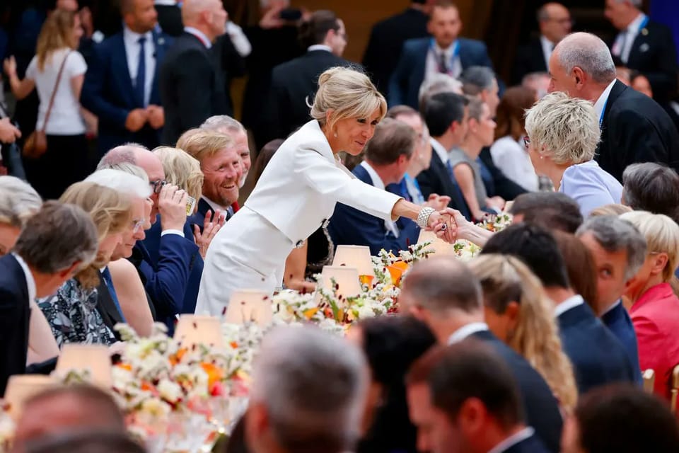 Infiltration sous la pyramide du Louvre avec Brigitte x Elon Musk x Jill Biden